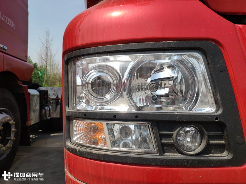 陕汽旗下这两款LNG牵引车，一个配潍柴一个配玉柴，到底谁更强？