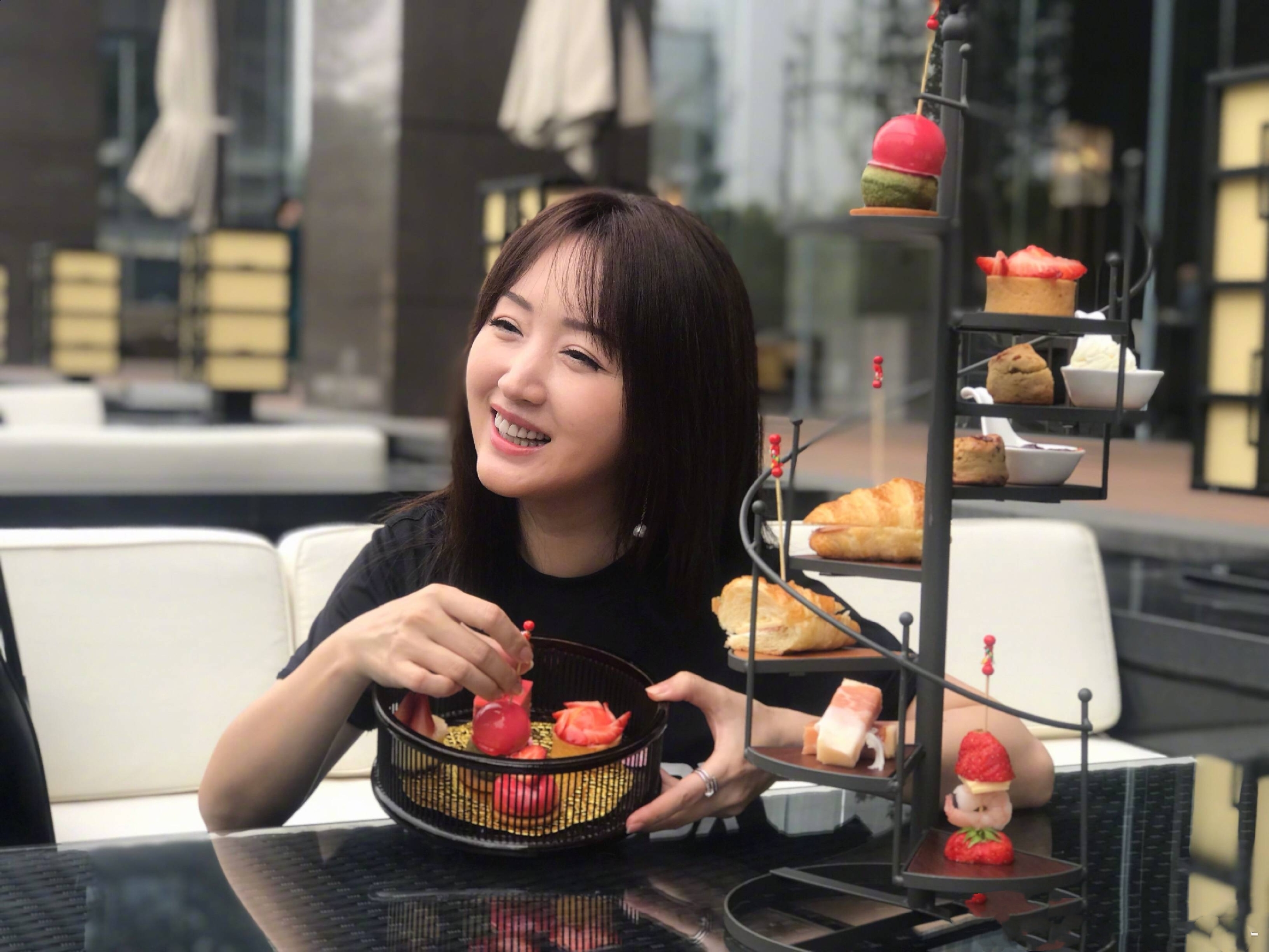 杨钰莹终于不穿阔腿裤,黑纱裙搭红筒靴走机场,158cm也有大气场