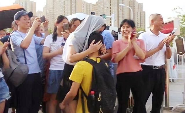 王恒杰：高考后跪地谢母，放弃985名校