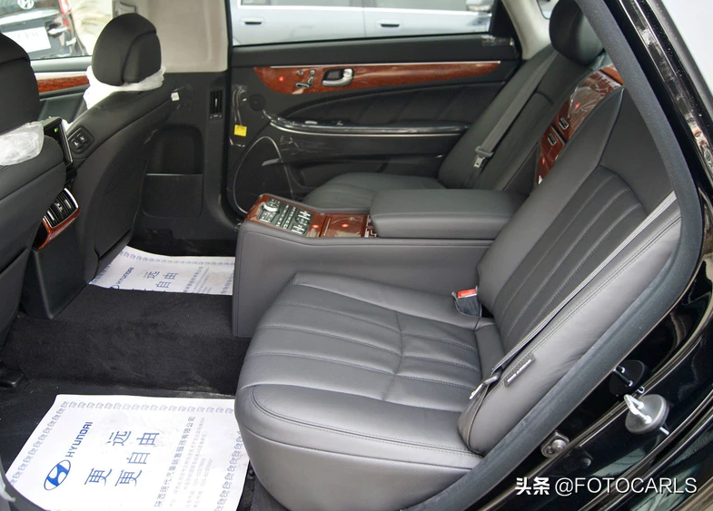 128万总统座驾，现代雅科仕5.0L V8旗舰实拍，网友：差红旗太多了