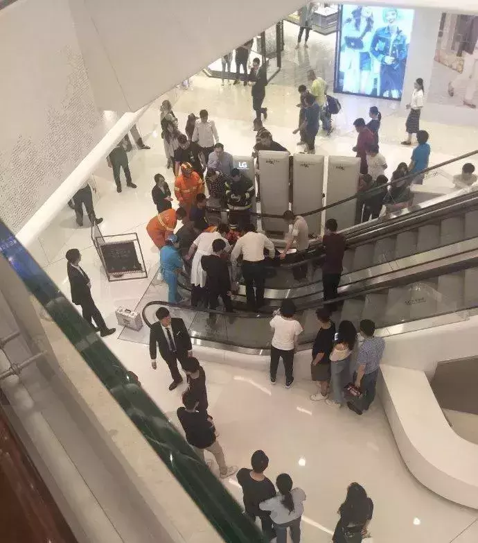 心疼！商场现扶梯“吃人”事故！小男孩脚趾被卷入，网友：不敢看...