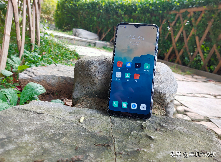 但是今年oppo的子品牌realme发布了真我 v3手机,这款手机的售价仅999