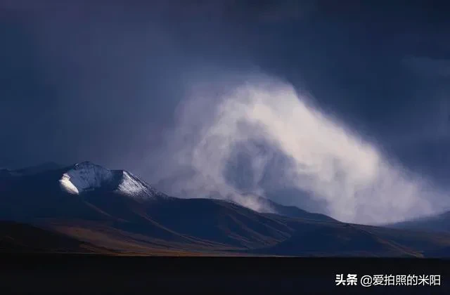 清晨纳木措，雨滴敲打着屋顶