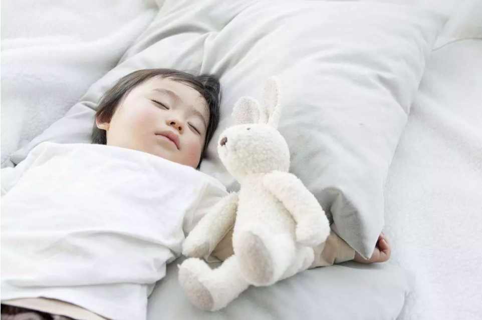 婴儿侧着睡的正确姿势(宝宝独特睡姿宝妈要注意) - 乐宝宝贝