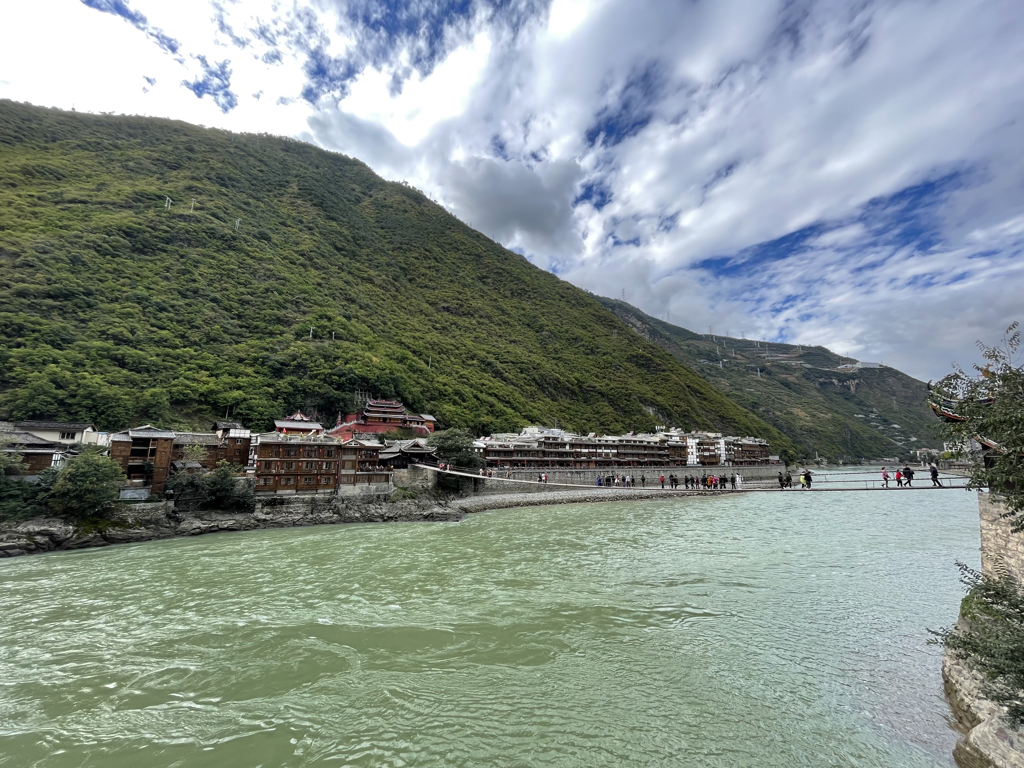 仅靠一座桥便成为旅游城市,位于四川泸定,很多游客专门来走一遍