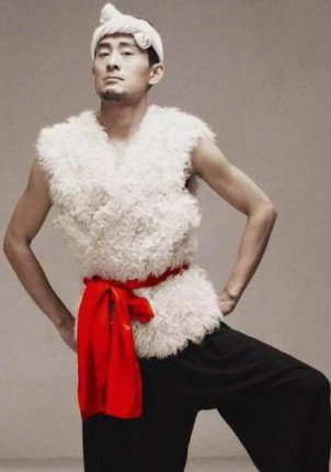 靠一件"羊皮袄"爆红的阿宝,身份被揭穿,51岁的他成了这幅模样