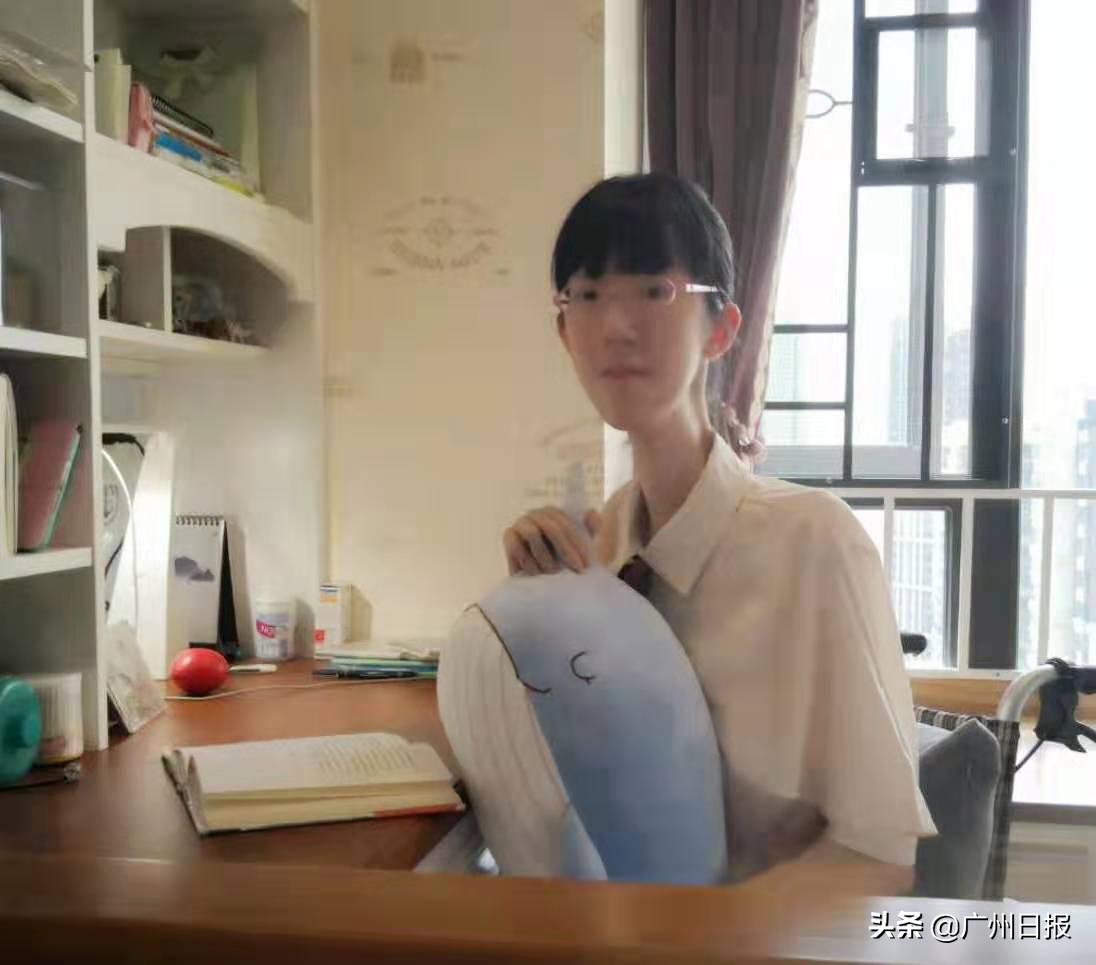 这个极重度残疾、说话都有困难的潮汕女孩，高分考上汕头大学