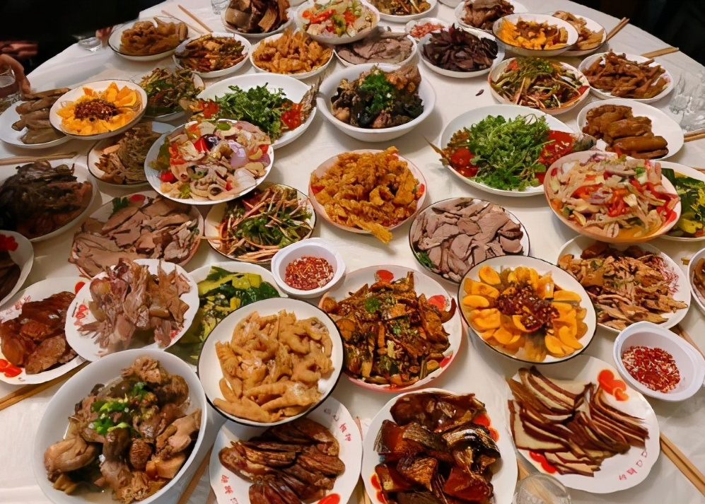 北方年夜饭朋友圈,南方人吃不下,网友:直爽的年夜饭不需要理解
