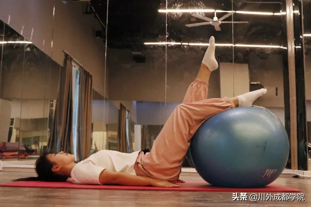 跟着这位仙女，体验四川外国语大学成都学院的文艺生活