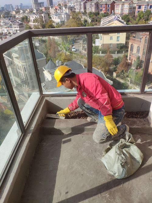 阳台下沉墙面开裂，是因为洗衣机漏水？内行人：是开发商没做到位