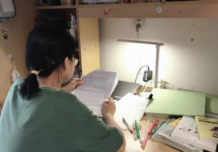 大学室友不肯均摊饮水机费用，我自掏腰包独自使用，却被同学孤立