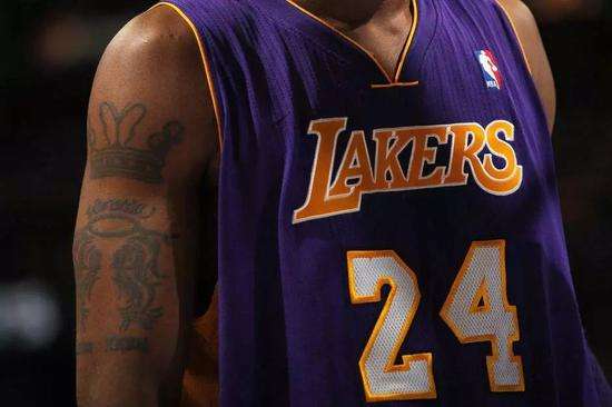 nba球星的纹身(NBA10大经典纹身，里面大有故事！他把“AI跨越泰伦卢”纹在腿上)