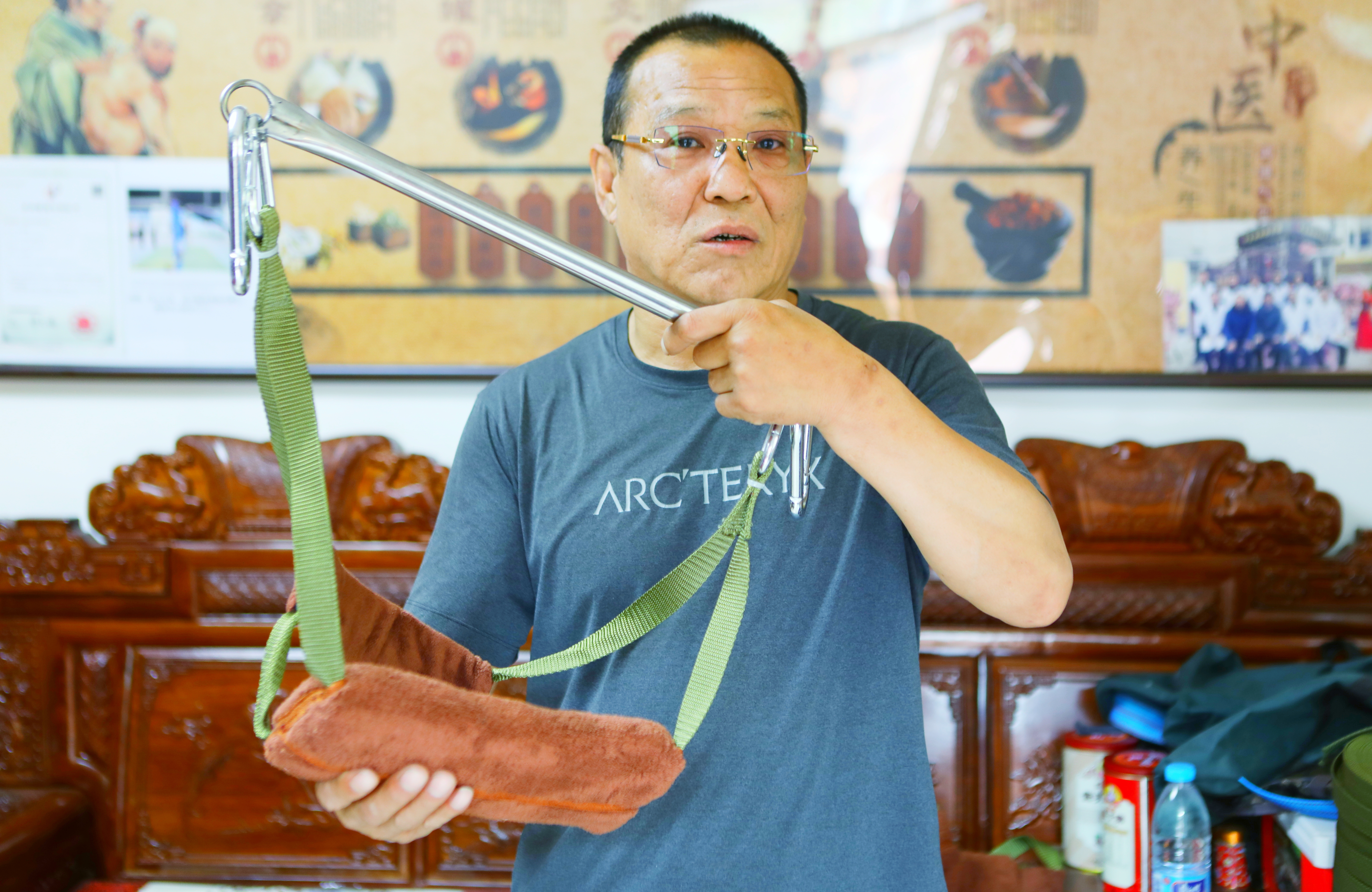 沈阳男子“吊颈健身治病”医生：危险，不可取