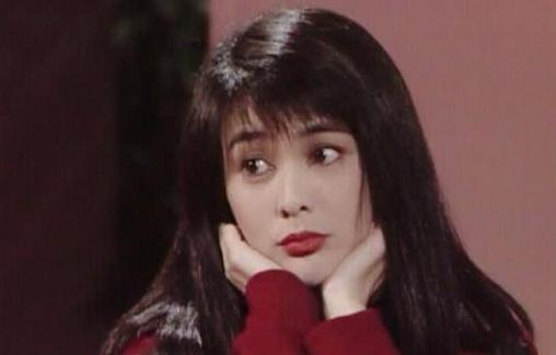 1993年凌晨3點，關之琳被緊急送醫院，隔天"高爾夫"丑聞傳遍香港