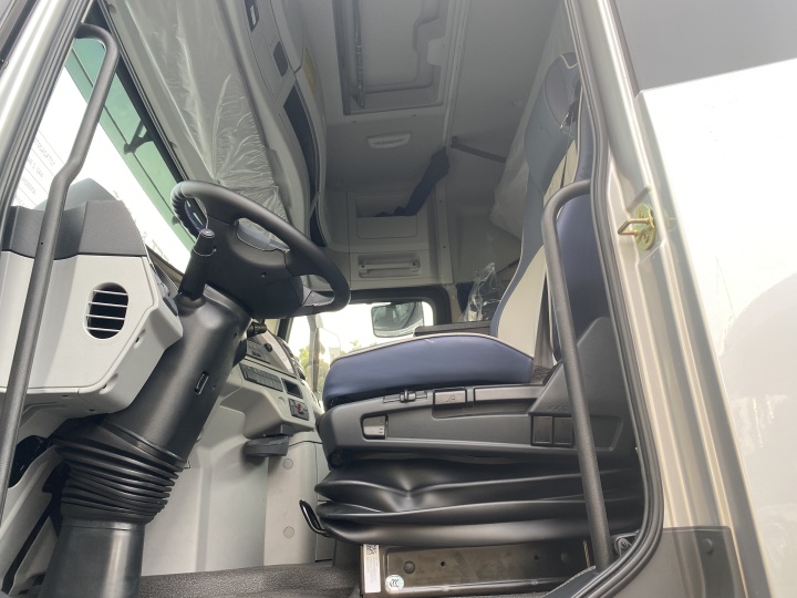 最高580马力，可选8气囊桥，绿通冷链就选欧曼EST国六8x4载货车