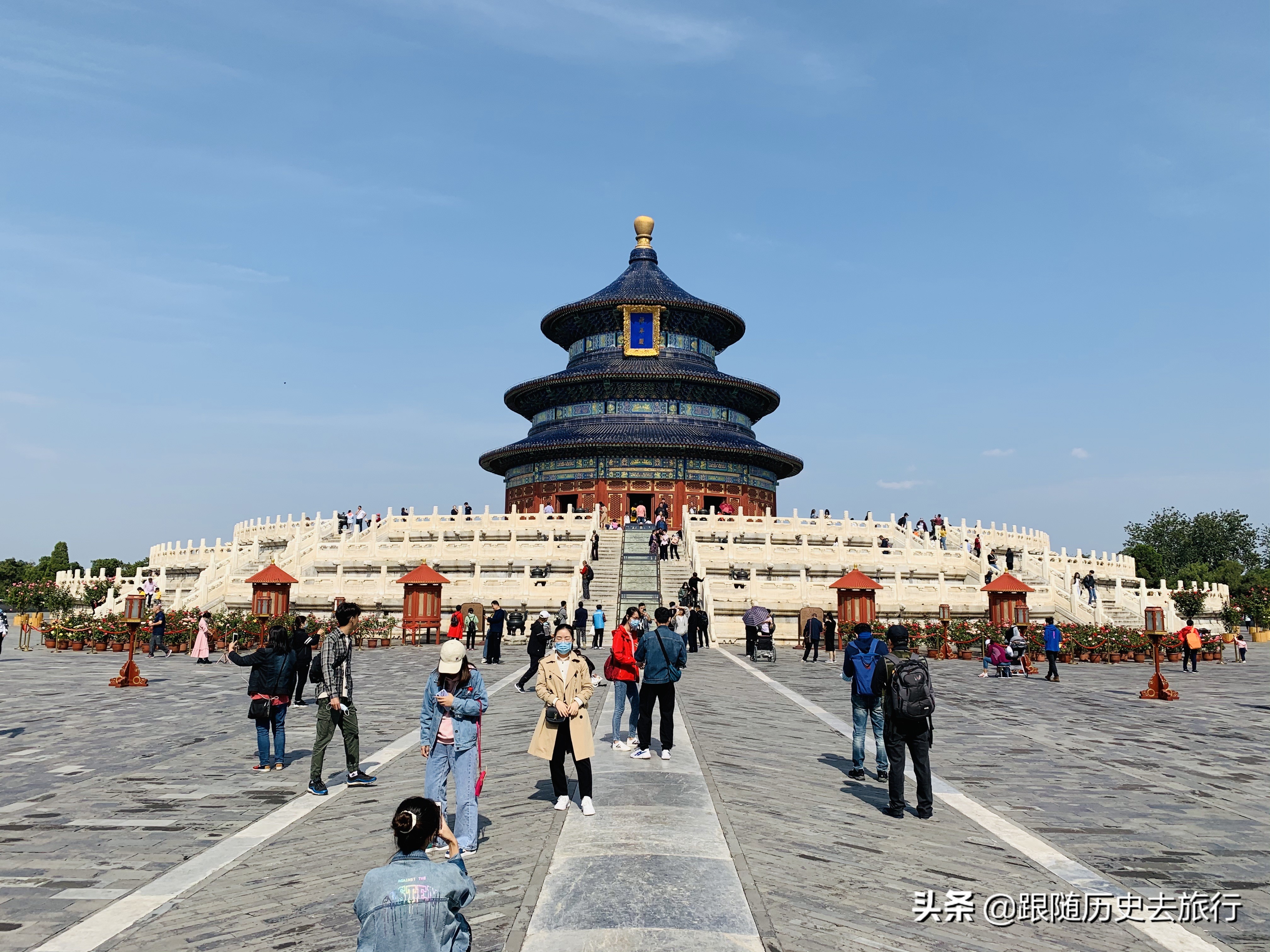 天壇公園就位於北京的南城,乘坐地鐵5號線在天壇東門站下車,出了站就