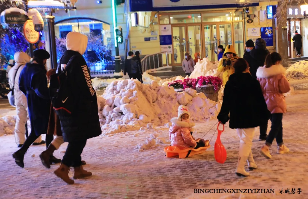 暴雪过后的哈尔滨中央大街，比欧洲的街道还美