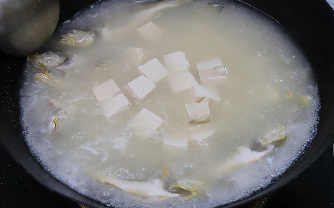 天越凉，越爱喝这道汤，黄鱼加豆腐，一锅炖，鱼肉鲜嫩，汤汁鲜美