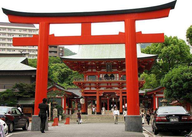 生田神社位于神户最为繁华的市中心三宫附近,是神户历史最为悠久的