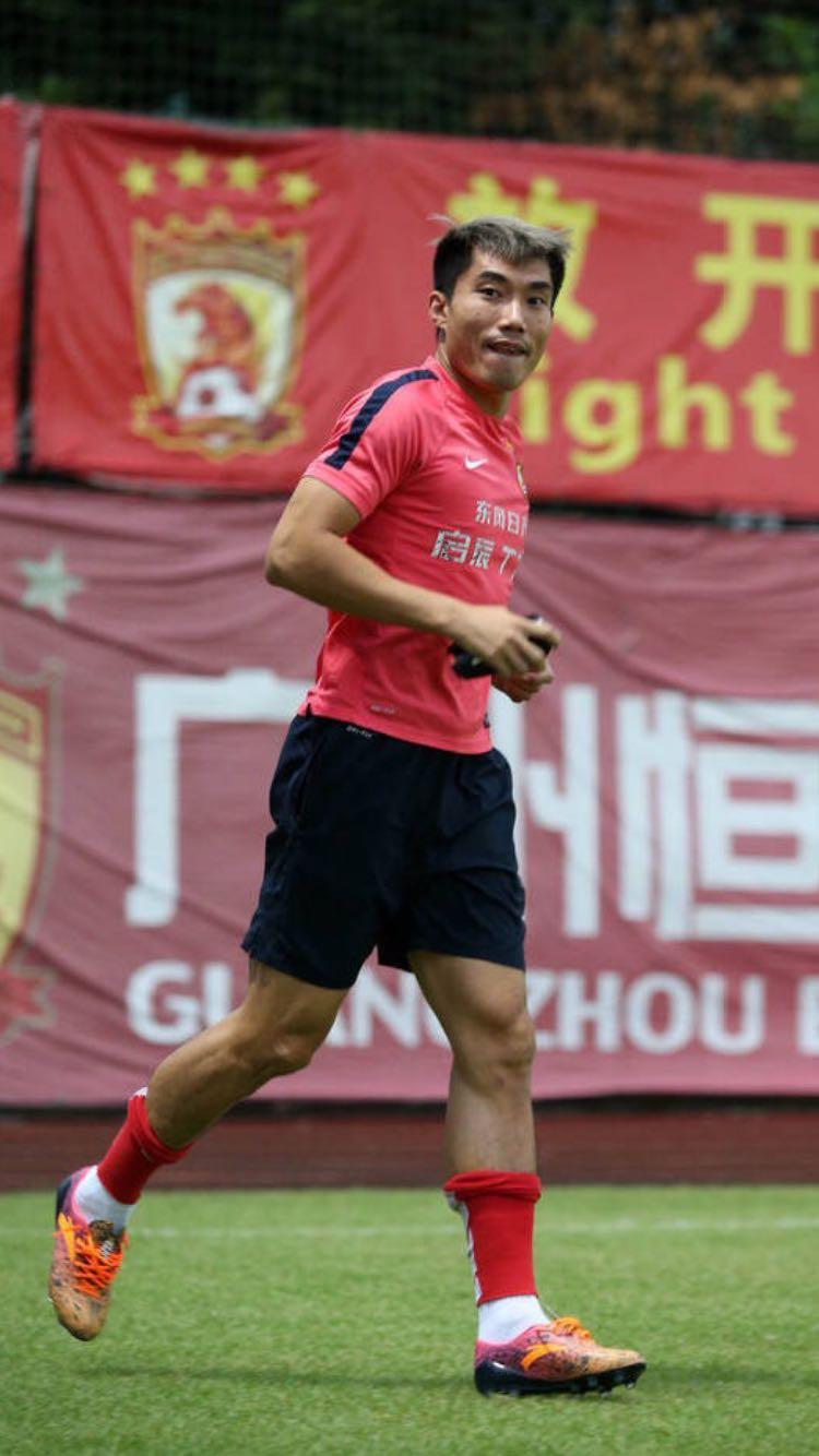 中超穿什么球鞋好（郑智穿安踏，王燊超穿日本美津浓！中超球员普遍穿耐克、阿迪达斯）