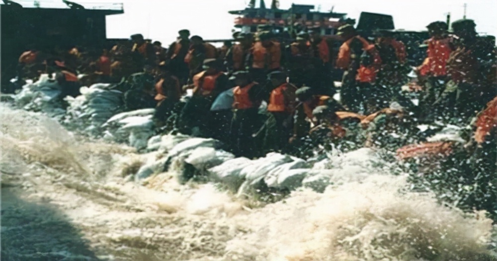 1998年九江大堤决口，朱镕基怒斥“王八蛋工程”，转身偷偷抹泪
