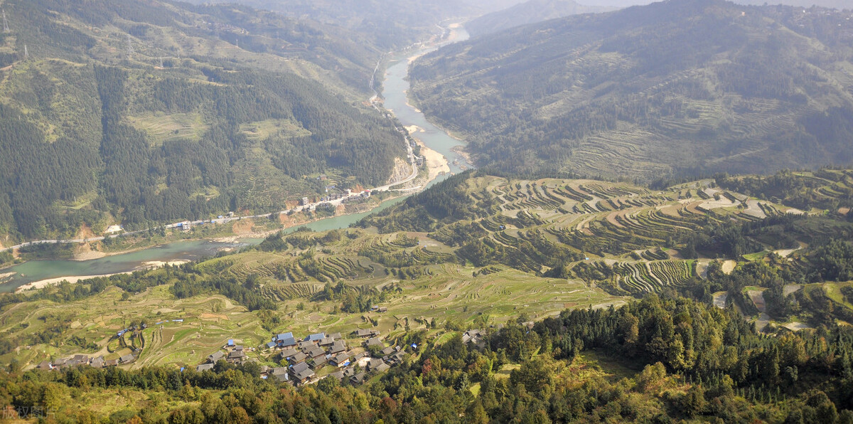 剑江河斗蓬山景区：自然景色优美，充满了浓郁的贵州民族风情