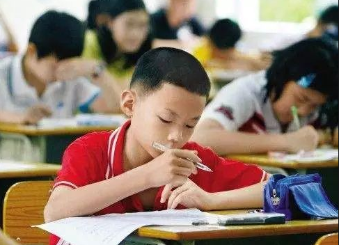 小学生“满分试卷”，9个字写完武侠小说，道出3个门派的恩怨情仇
