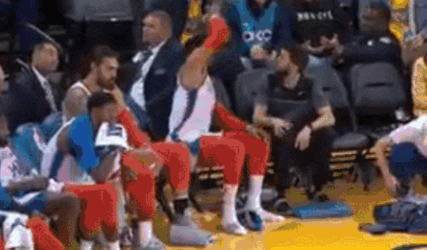 nba球员送球鞋感人合集（威少送鞋最霸气！盘点NBA球星送鞋热，詹姆斯、库里和欧文太暖心）