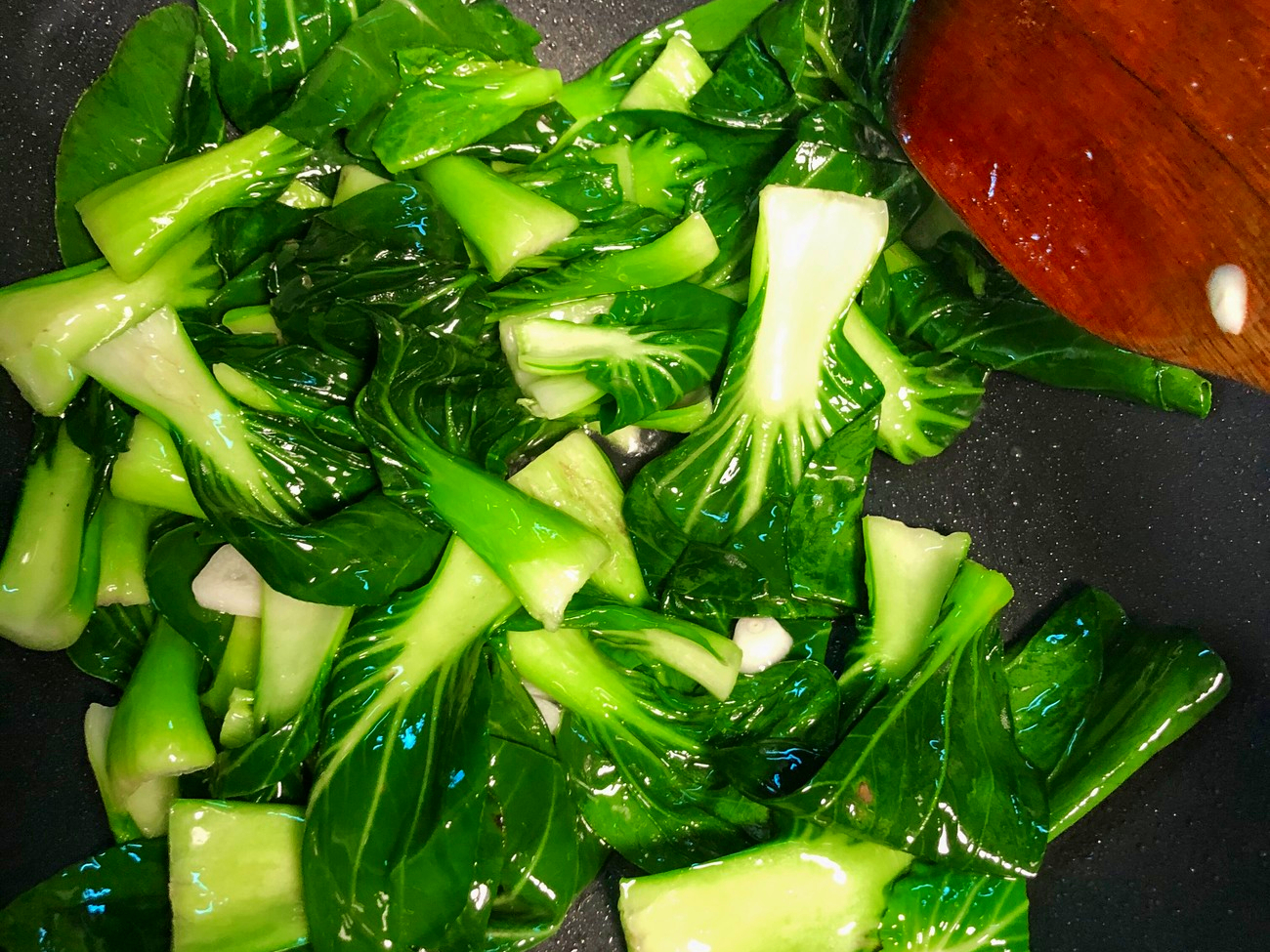 炒青菜时不要直接下锅，记住这3个小技巧，烧出的青菜翠绿不出水