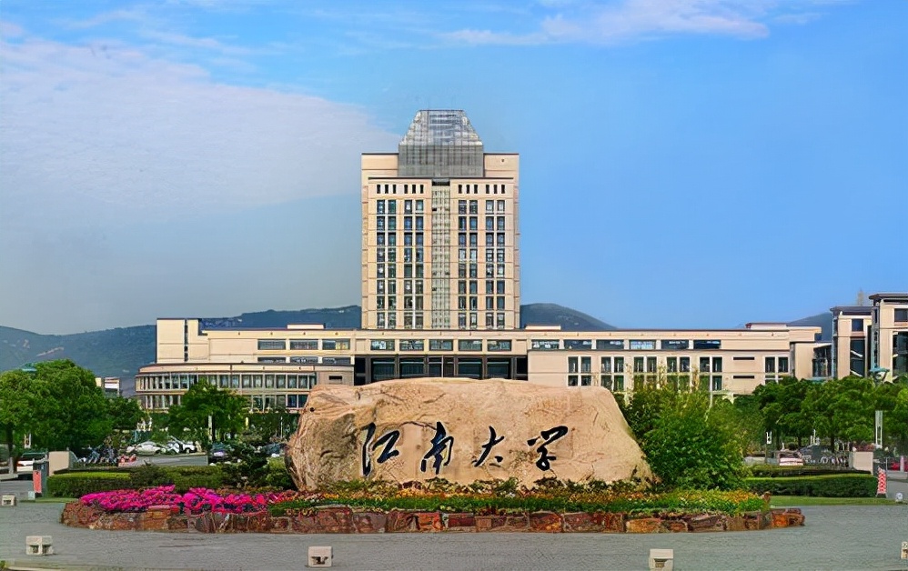 中国顶尖的学府只有北大和清华？不，还有南大！南京大学