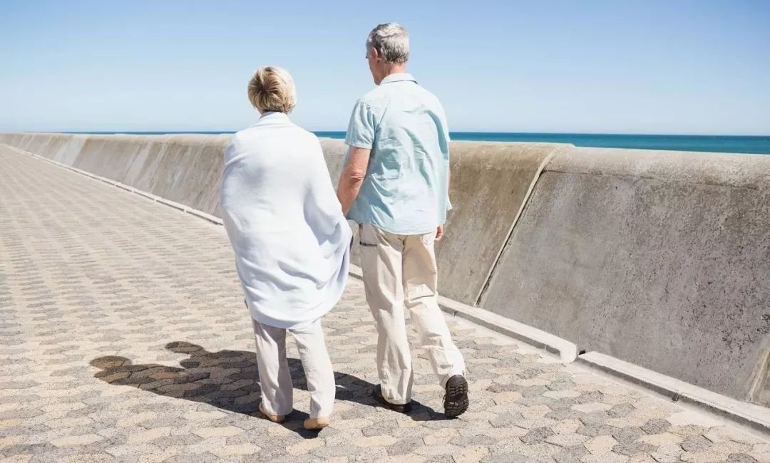 中老年人步行好处多?医生:走路锻炼时,这3点要注意