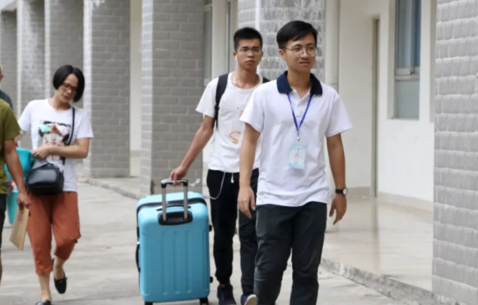 多所大学发通知，对“新生入学”有新要求，不按要求准备或被退学