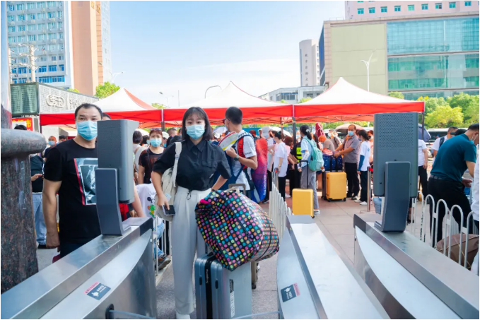 现场直击！华中师范大学开学了，5000余名新生报到，党委书记帮忙搬行李！