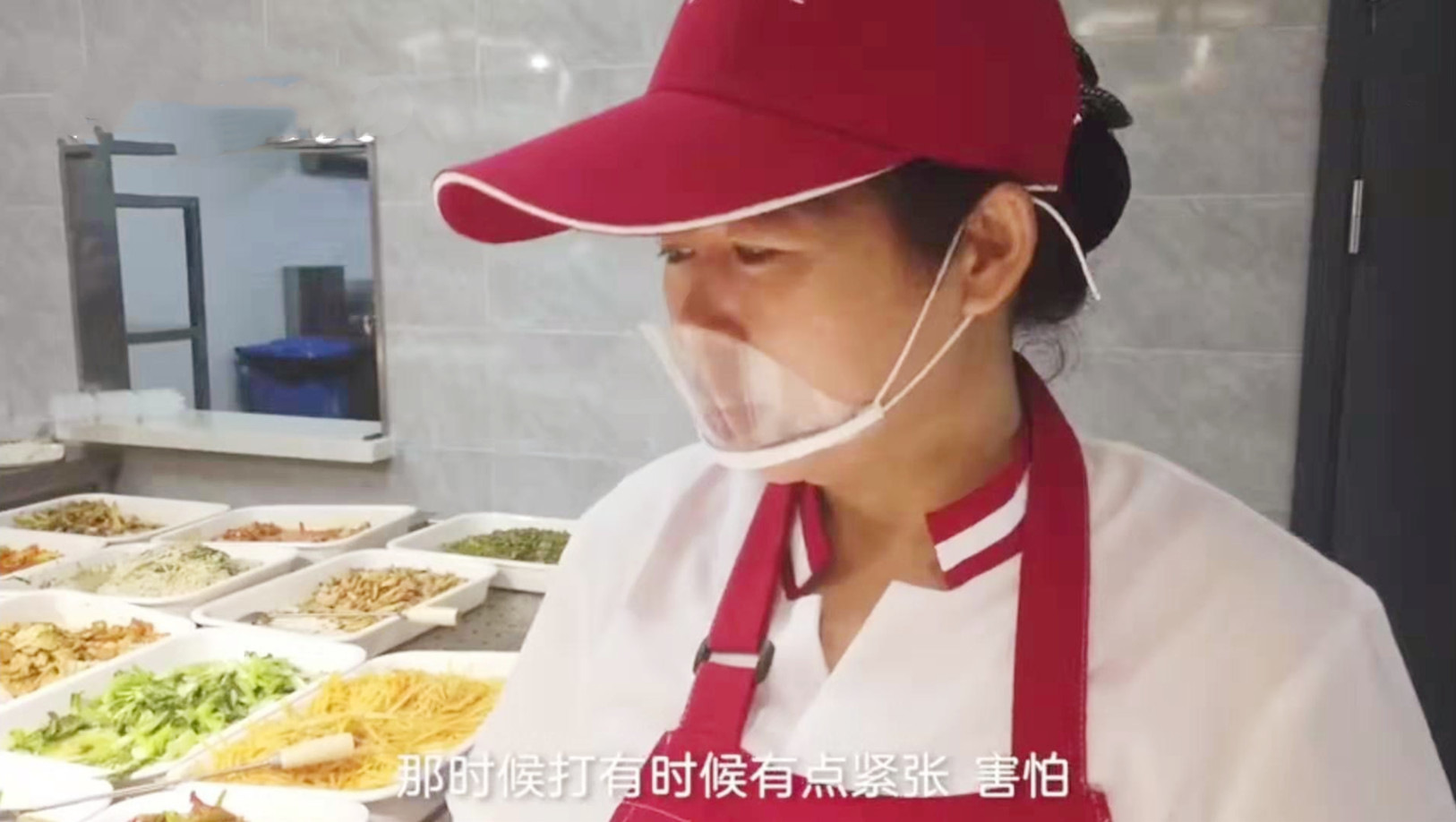 高校食堂拉横幅"打菜阿姨手抖的毛病治好了",学生:可以吃饱了