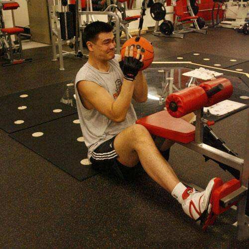 周琦这么菜为什么能打nba（周琦为何打不了NBA？看看他同年新秀里的肌肉男吧！他进步太小了）