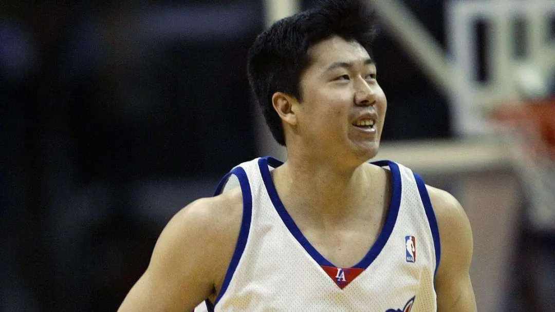 为什么男篮世界杯没有詹姆斯(不打NBA后，阿联和周琦，为何不去欧洲打球？原因和钱有关)