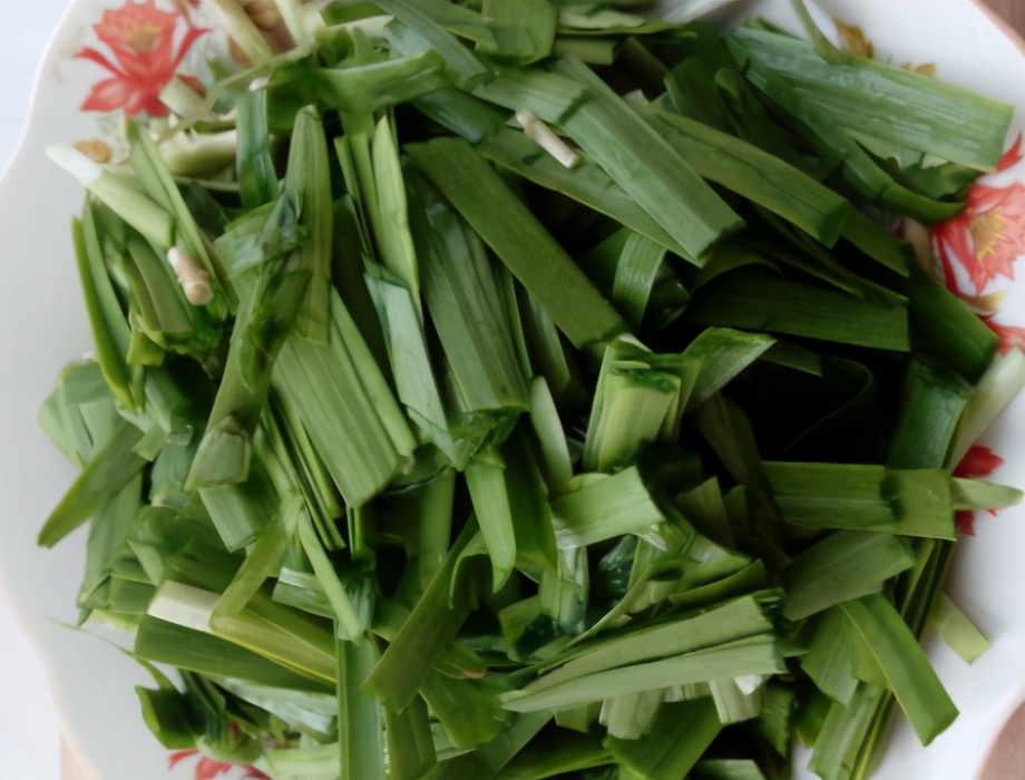 韭菜炒鸡蛋第一步就错了？难怪出水多，教你3点技巧，韭菜更鲜嫩