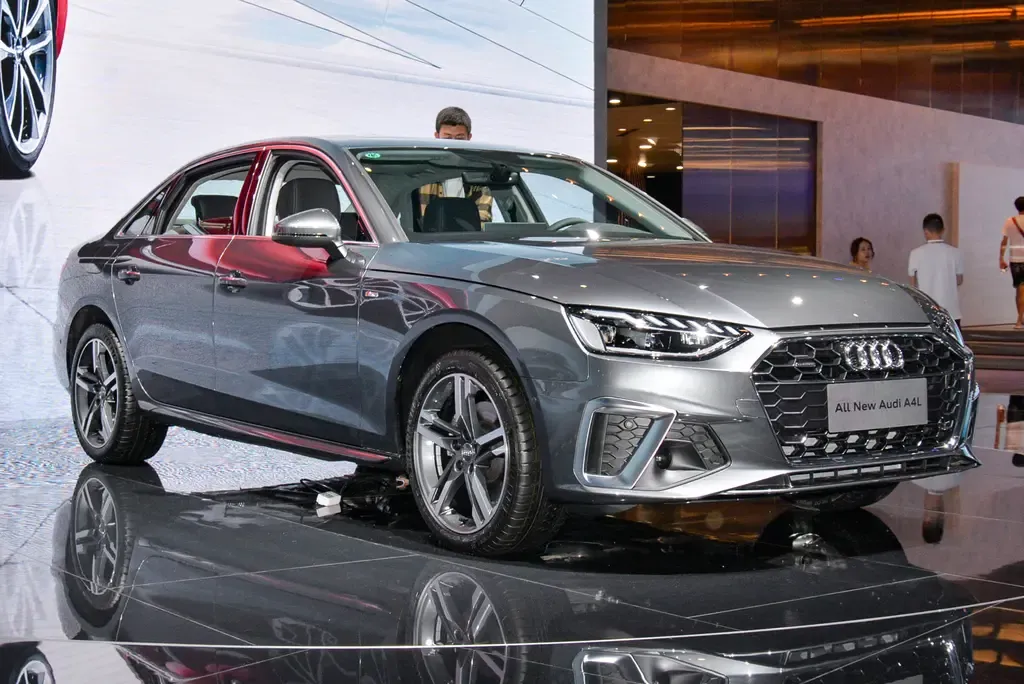 豪华车奥迪A4L，中配190马力+8个安全气囊，售价25.53万起