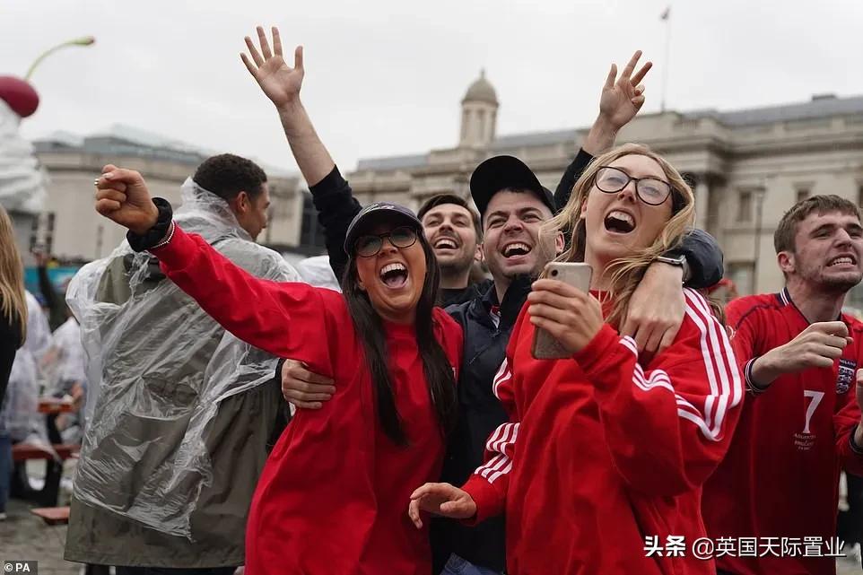 英格兰球迷泼啤酒世界杯(英格兰赢球了！来看看英国人那些画风清奇的庆祝方式（图）)