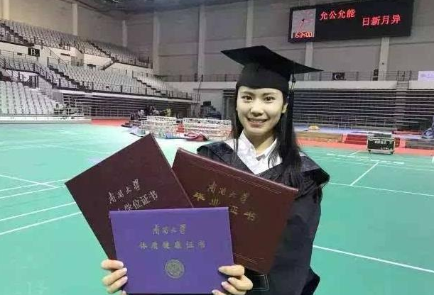 专科生穿"学士服"拍照,本科生提出质疑,专科生也算大学生?