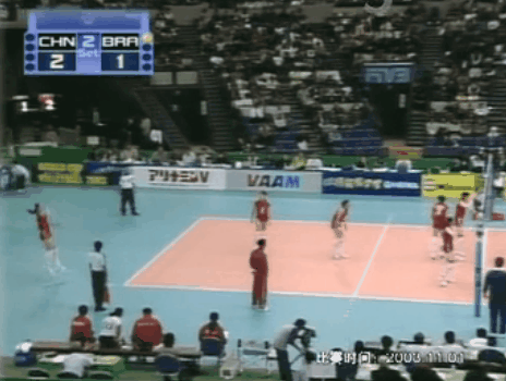 2003年世界杯排球视频（深度｜2003年世界杯，中国女排靠什么登上世界之巅？）