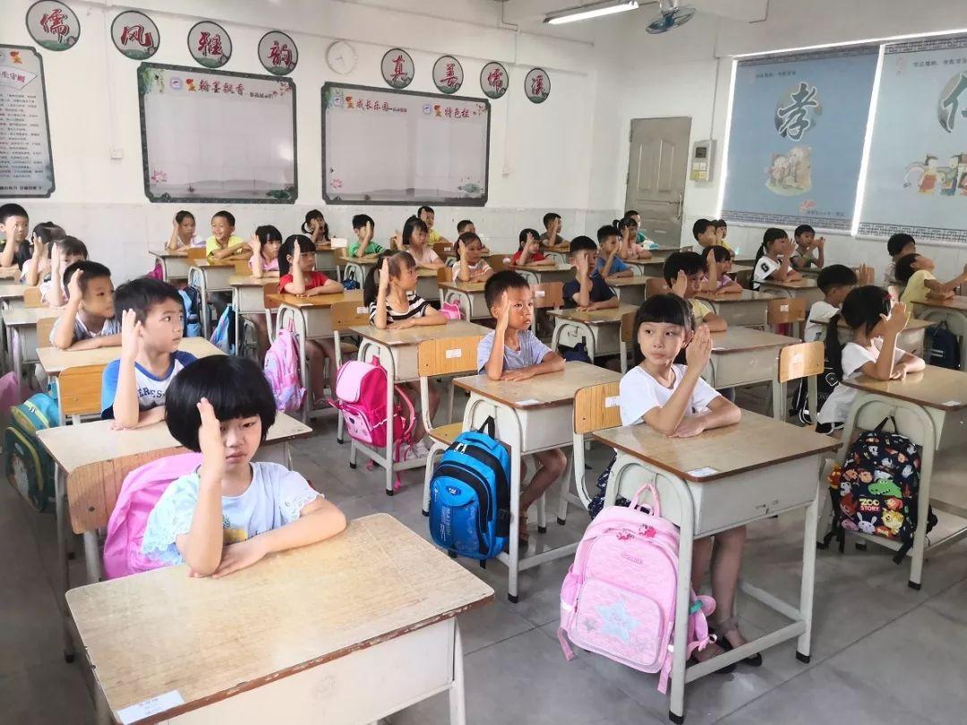 五年级作文“那一刻我长大了”，老师看后很感动，这孩子有出息
