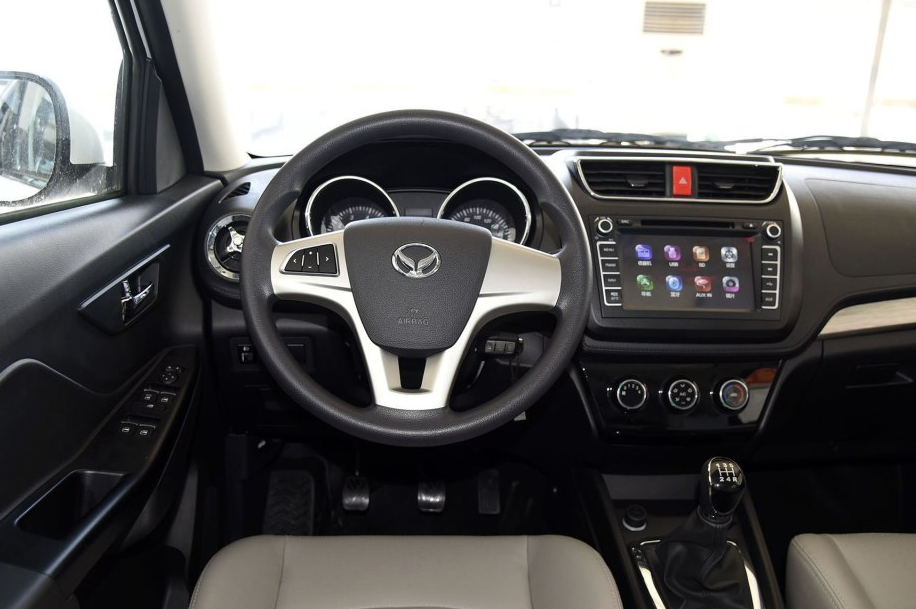 在内饰设计上,北汽幻速s3给出了经典的家居风格设计,不过不同配置之间