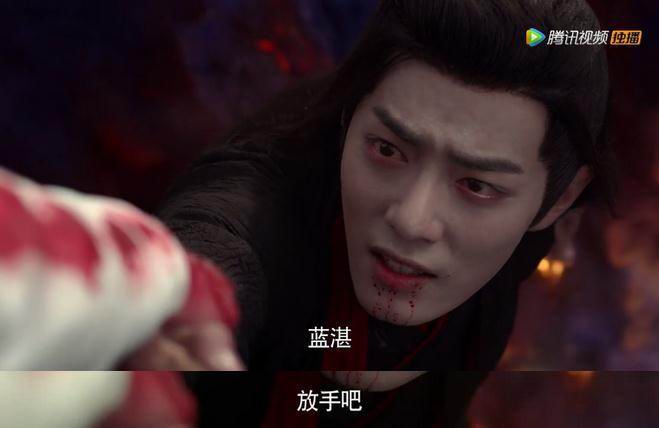 江澄夜猎归来，蓝忘机静候门扉，两人对视无言，月色如霜染白衣。