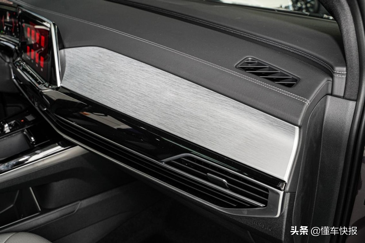 尺寸够大、配置具备豪华感，到店探访大众全新SUV揽境