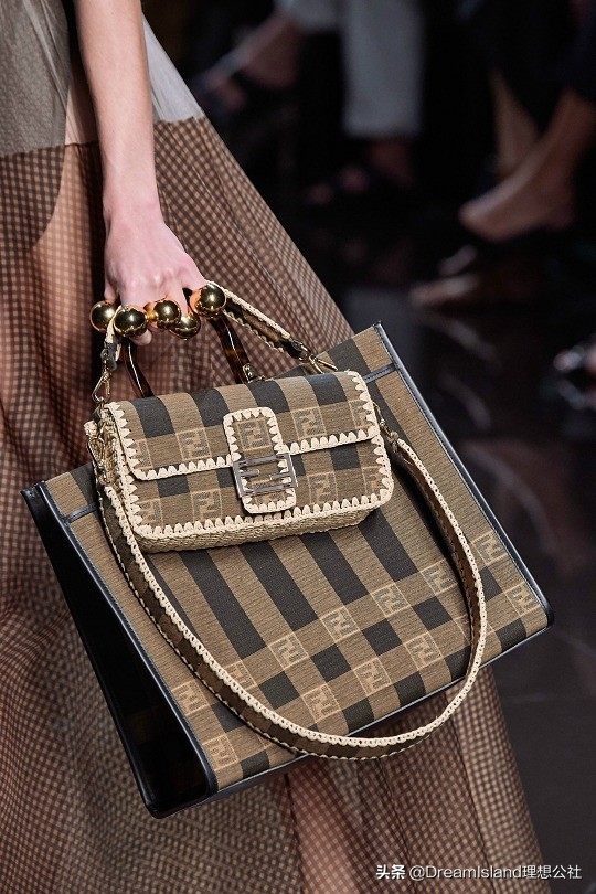 新包 | Fendi 更新2020春夏系列手袋：Peekaboo 大尺寸托特包