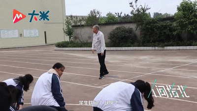 退休后的体育老师(91岁体育老师霸气喊话：没人敢占我的课)