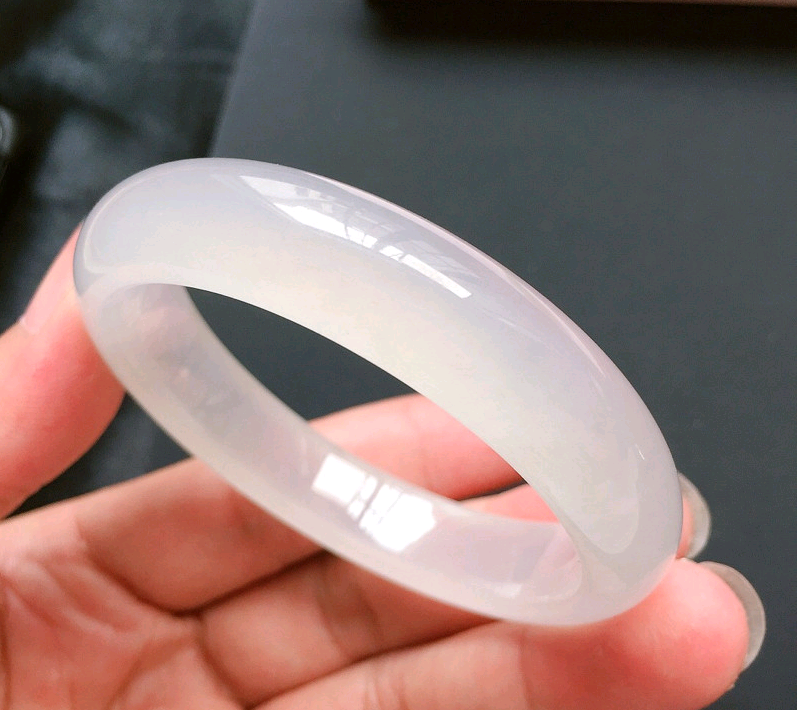 行家解密:白色糯种翡翠手镯一般多少钱?(碧玉和翡翠有什么区别) 第3张