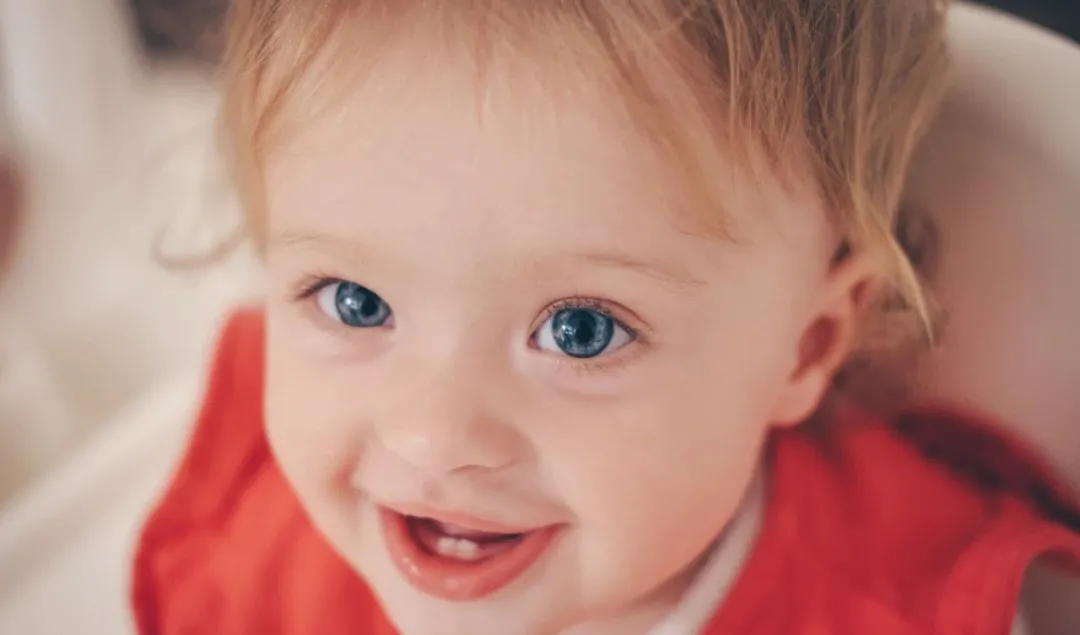 妈妈喂孩子母乳，一天换3次睡衣，娃一边吃一边拉的狼狈，太囧了