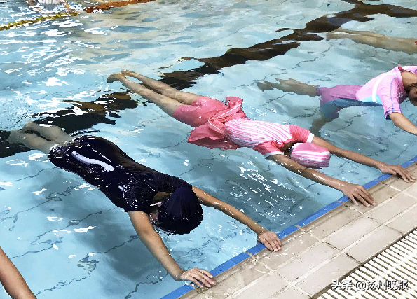 记者在梅岭小学花都汇校区看到,五年级学生正在教练的指导下学习游泳